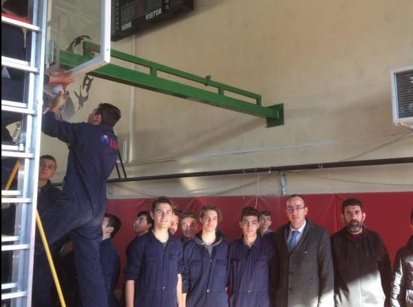 Plevne Ortaokulu Kapalı Spor Salonunun Basketbol Potaları Montaj İşlemi tamamlandı.