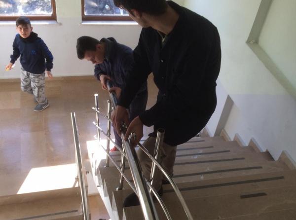Öğrencilerimiz , Plevne Ortaokulu´nun Merdiven Korkuluklarını Yeniledi.